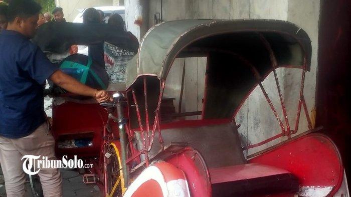 MENINGGAL DUNIA - Lokasi tempat Slamet (63) tukang becak asal Baki Sukoharjo ditemukan meninggal dunia di Simpang Gemblegan Serengan Solo usai sempat terjatuh, Senin (7/4/2025) sore. Korban meninggal dunia usai jatuh setelah beristirahat di atas becak miliknya. Kesehariannya korban ternyata juga berprofesi sebagai ojek pangkalan.