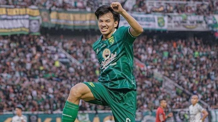M Iqbal berselebrasi merayakan gol di laga pramusim Persebaya Surabaya.