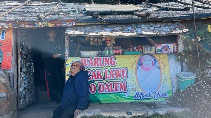 MBOK YEM MENINGGAL - Sosok Wakiyem alias Mbok Yem pemilik warung legendaris di Puncak Gunung Lawu pada 25 Januari 2025 lalu. Mbok Yem telah meninggal dunia di kediamannya, Dusun Dagung, Desa Gonggang, Kecamatan Poncol, Magetan, Jawa Timur. Sejumlah pendaki pun mengenang pesan-pesan dari almarhumah