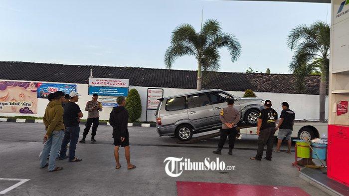 MOBIL MOGOK - Salah satu mobil yang mogok di Stasiun pengisian bahan bakar umum (SPBU) Trucuk, Kabupaten Klaten, Selasa (8/4/2025). Mobil ini mogok diduga gegara melakukan pengisian BBM jenis Pertalite yang  tercampur air. Temuan ini membuat SPBU di Desa Wonosari, Kecamatan Trucuk, Kabupaten Klaten itu disegel oleh kepolisian.