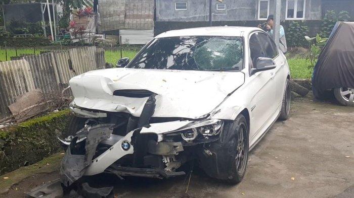 PENGGANTI PELAT NOMOR. Kerusakan bagian depan mobil BMW yang tabrak pemotor di Jalan Palagan Tentara Pelajar, Sleman. Pelat nomor mobil BMW yang menabrak Argo sempat diganti secara diam-diam setelah mobil tersebut diamankan di Polsek Ngaglik, Sleman. (KOMPAS.COM/YUSTINUS WIJAYA KUSUMA)