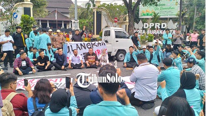 TOLAK RUU TNI. Sejumlah mahasiswa Universitas Sebelas Maret (UNS) menggelar aksi di depan Gedung DPRD Surakarta, Rabu (19/3/2025). Mereka menolak Revisi Undang-Undang TNI yang akan segera disahkan pada rapat paripurna DPR RI esok hari, Kamis (20/3/2025). Tribun Solo / Ahmad Syarifudin
