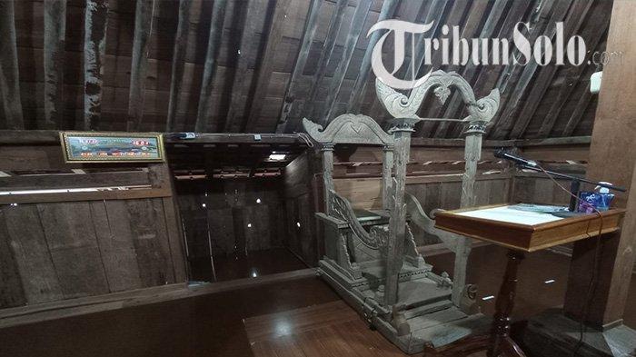 Maimbar khatib di Masjid Tiban Wonokerso yang terletak di Desa Sendangrejo, Kecamatan Baturetno Wonogiri merupakan peninggalan para Wali Songo.