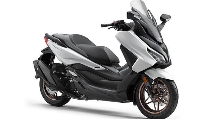 MAKIN BERKELAS. PT Astra Honda Motor (AHM) kembali memperkuat eksistensi Honda Forza sebagai ikon prestisius di segmen skutik besar melalui penyegaran terbaru pada fitur dan kelengkapan berkendara.