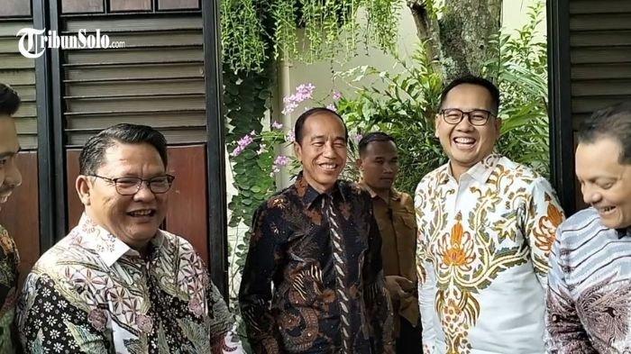 AMBIL LANGKAH HUKUM : Mantan Presiden Joko Widodo bersama tim hukumnya Yakup Hasibuan (Putra Otto Hasibuan), Andra Reinhard Pasaribu, Firmanto Laksana dan Rivai Kusumanegara di kediamannya di Sumber, Banjarsari, Solo, Rabu (9/4/2025). Jokowi mempertimbangkan akan mengambil langkah hukum terkait dengan tuduhan ijazah palsu yang baru-baru ini muncul kembali.