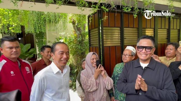 TERIMA TAMU - Mantan Presiden Jokowi menerima tamu seorang penyanyi Andre Hehanussa, Rabu (7/5/2025). Alih-alih menghadiri mediasi gugatan dugaan ijazah palsu di Pengadilan Negeri Surakarta, Rabu (7/5/2025), Mantan Presiden Jokowi lebih memilih di rumah berfoto bersama pengunjung dan menerima tamu.
