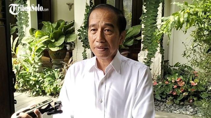HUBUNGAN BAIK DENGAN PRABOWO : Mantan Presiden Jokowi saat ditemui di kediaman Sumber, Banjarsari, Solo, Selasa (11/2/2025).. Jokowi menegaskan hubungannya baik dengan Prabowo Subianto meski sempat jadi rival di Pilpres 2014 dan 2019.