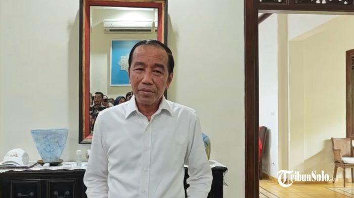JELANG KONGRES PSI - Mantan Presiden Jokowi saat ditemui awak media di kediaman, Jumat (13/6/2025). Jokowi diundang untuk hadir di kongres Partai Solidaritas Indonesia (PSI), pada 19-20 Juli 2025 di kota Solo
