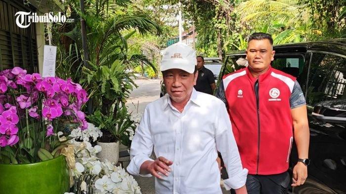 WACANA GIBRAN KE PAPUA - Mantan Presiden Jokowi saat ditemui di kediaman Sumber, Banjarsari, Solo, Senin (14/7/2025).  Wakil Presiden Gibran Rakabuming Raka akan ditugaskan di Papua untuk menyelesaikan berbagai masalah di sana. Jokowi pun menegaskan bahwa putranya tersebut harus siap ditugaskan dimana pun.