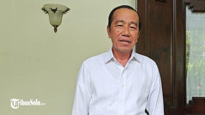 JOKOWI DI SOLO - Mantan Presiden Jokowi saat ditemui di kediaman Sumber, Banjarsari, Solo, Senin (14/7/2025). Wakil Presiden Gibran Rakabuming Raka akan ditugaskan di Papua untuk menyelesaikan berbagai masalah di sana. Mantan Presiden Jokowi pun menegaskan bahwa putranya tersebut harus siap ditugaskan dimana pun.