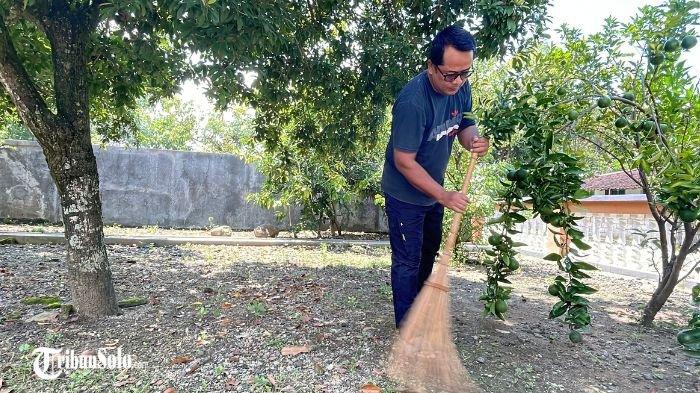 TUNGGU PENCAIRAN TUNJANGAN : Mantan karyawan Sritex bagian Mekanik, Deni Sutopo ditemui Sabtu (1/3/2025). Ia mengatakan hak-hak karyawan bakal diberikan paling lama empat bulan setelah diputus PHK.