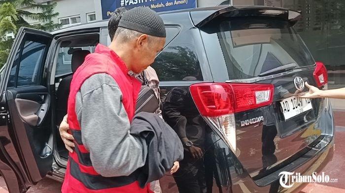 DIBAWA KE RUTAN : Maryoto, mantan Kades Teras Boyolali yang jadi terpidana korupsi tanah kas desa dibawa ke Rutan Boyolali Kamis (6/3/2025). Ia ditangkap setelah buron 16 tahun.