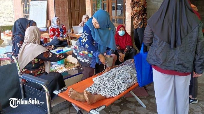DIPERIKSA - Masih ada warga yang datang ke posko kesehatan dan mengeluh sakit usai insiden keracunan massal menimpa seratusan warga di Desa Karangturi, Gantiwerno, Kabupaten Klaten, Selasa (15/4/2025) siang. Sejak malam hingga Selasa (15/4/2025) siang bahkan tercatat sudah ada 110 warga yang mengalami hal keracunan.