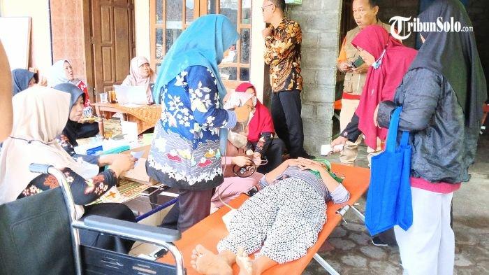 DIPERIKSA - Masih ada warga yang datang ke posko kesehatan dan mengeluh sakit usai insiden keracunan massal menimpa seratusan warga di Desa Karangturi, Gantiwerno, Kabupaten Klaten, Selasa (15/4/2025) siang. Sejak malam hingga Selasa (15/4/2025) siang bahkan tercatat sudah ada 110 warga yang mengalami hal keracunan.