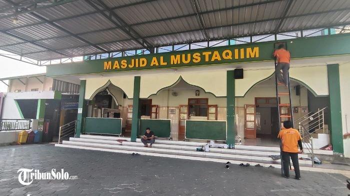 SAPI PRABOWO - Masjid Al Mustaqiim, Kelurahan/Kecamatan/Kabupaten Karanganyar, lokasi Petruk, sapi kurban seberat 1,15 ton dari Presiden RI Prabowo Subianto yang akan disembelih, Rabu (4/6/2025). Sejumlah persiapan telah dilakukan untuk menyambut kedatangan sapi kurban tersebut.