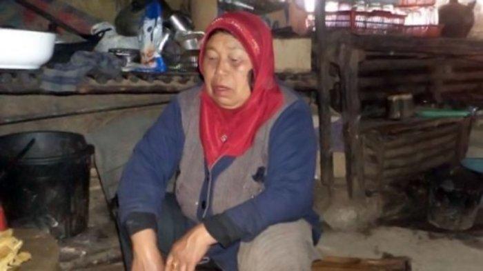 MBOK YEM MENINGGAL - Mbok Yem yang menghuni sebuah pondok makan yang terletak beberapa meter dari Puncak Hargo Dumilah, puncak tertinggi di Gunung Lawu. Mbok Yem (82) pemilik warung tertinggi di Gunung Lawu meninggal dunia di rumahnya, Dusun Dagung, Desa Gonggang, Kecamatan Poncol, Magetan, Jawa Timur pada Rabu (23/4/2025).