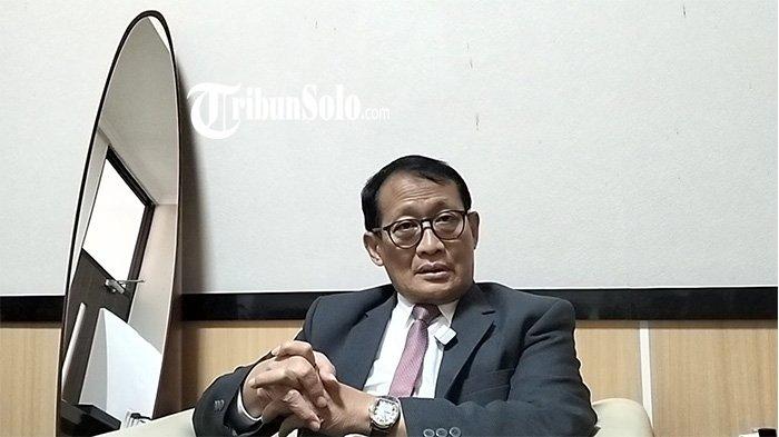 MEDIASI IJAZAH PALSU. Mediator dugaan ijazah palsu Prof. Adi Sulistiyono saat ditemui di kantornya, Rabu (30/4/2025). Mediator Prof. Adi Sulistiyono pun mengingatkan kepada kuasa hukum Jokowi, YB Irpan agar mematuhi peraturan perundang-undangan yang berlaku.