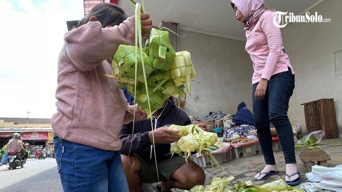 LEBARAN KETUPAT : Memasuki sepekan setelah Hari Raya Idulfitri 2025, pedagang slong-slongan ketupat mulai memadati area Pasar Ir. Soekarno, Sukoharjo, pada Senin (7/4/2025). Slong-slongan ini nantinya akan digunakan masyarakat untuk membuat ketupat, makanan khas yang selalu hadir dalam tradisi Lebaran Ketupat.