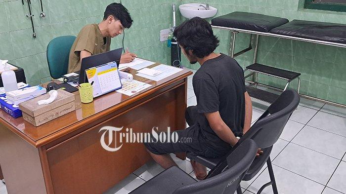 DIPERIKSA. Rangga Dewangga tersangka kasus penipuan penggelapan saat diperiksa kesehatannya sebelum di tahan. Dia dilaporkan kasus penggelapan motor dan mobil mertuanya.