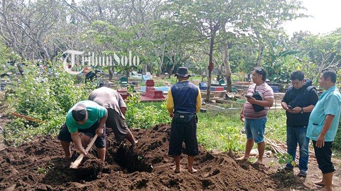 DIMAKAMKAN PETUGAS RUMAH SAKIT. Petugas memakamkan korban meninggal dunia tanpa keluarga di TPU Sonolayu. Korban sebelumnya meninggal di Indekos dan tak ada keluarga yang mengambil jenazah.