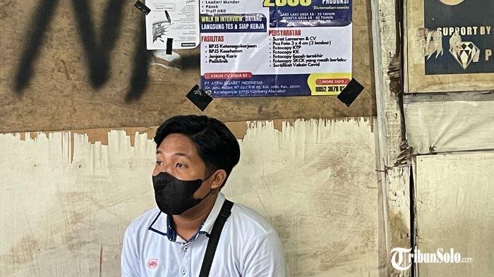 BERMUNCULAN LOWONGAN : Menjelang penutupan permanen dan hari terakhir bekerja bagi ribuan buruh PT Sri Rejeki Isman Tbk (Sritex) di Sukoharjo, berbagai spanduk lowongan kerja dari berbagai perusahaan mulai bermunculan di sekitar pabrik, Jumat (28/2/2025). Posisi yang ditawarkan pun beragam, mulai dari operator produksi hingga tenaga kerja di sektor lain.