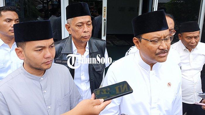 BANSOS SOLO. Mensos RI Syaifullah Yusuf dan Wamensos RI Agus Jabo Priyono ditemani Wali Kota Solo Respati Ardi menemui masyarakat penerima manfaat bantuan sosial di Kelurahan Mojosongo, Kota Solo, Minggu (23/3/2025) siang. Syaifullah Yusuf memastikan program bantuan sosial (bansos) dari Program Keluarga Harapan (PKH) hingga Bantuan Pangan Non Tunai tepat sasaran, dalam pertemuan tersebut juga mendorong penerima Bansos usia produktif untuk bisa merubah mainset mereka.