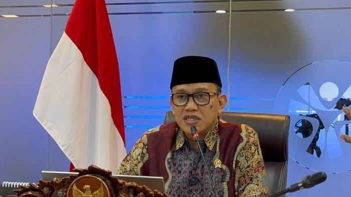 MENTERI P2MI - Menteri Perlindungan Pekerja Migran Indonesia (P2MI), Abdul Kadir Karding saat jumpa pers di Kantor Kementerian BP2MI, Jakarta, Jumat (11/4/2025). Abdul Kadir Karding baru-baru ini menuai sorotan usai meminta warga untuk mencari kerja di luar negeri.
