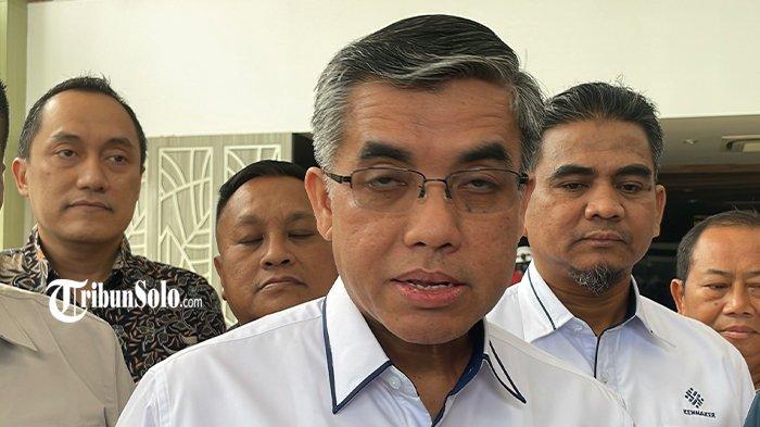MENAKER TINJAU SRITEX - Menteri Ketenagakerjaan Yassierli saat meninjau pabrik PT Sritex, Sukoharjo, Jawa Tengah, Senin (17/3/2025). Dalam kunjungan tersebut, Menaker menyebutkan adanya investor baru yang bakal membuat ribuan eks buruh Sritex kembali bekerja.