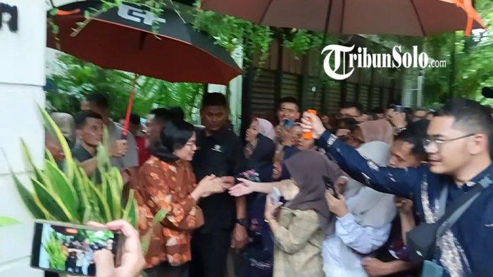 TEMUI JOKOWI DI SOLO - Menteri Keuangan (Menkeu) RI Sri Mulyani ungkap maksud pertemuannya dengan Jokowi di Solo, Kamis (3/4/2025). Dari pantauan TribunSolo.com, Sri Mulyani berada di kediaman Jokowi hanya sekitar 20 menit.