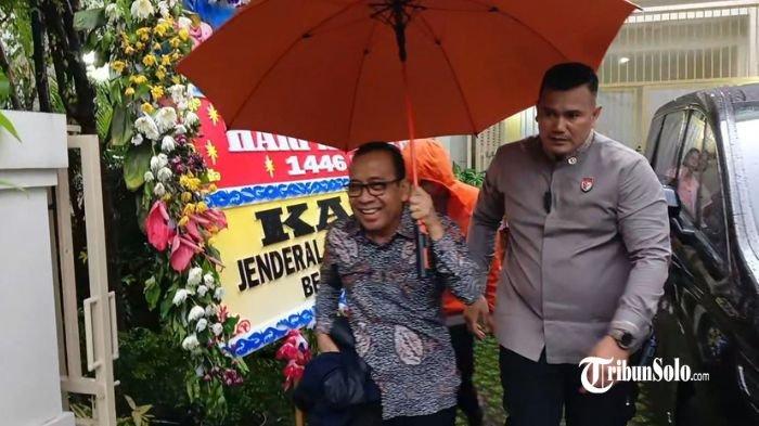 TEMUI JOKOWI : Menteri Koordinator PMK Pratikno bersilaturahmi dengan menemui Joko Widodo (Jokowi) di Solo, Senin (31/3/2025) sore. Pratikno datang sendirian ke kediaman Jokowi yang berada Kelurahan Sumber Kecamatan Banjarsari Kota Solo.