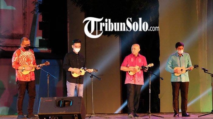 Menteri Koperasi dan UKM Teten Masduki dan Walikota Solo Gibran Rakabuming bermain ukulele saat membuka Solo Keroncong Festival 2022, di Pamedan Puro Mangkunegaran, Minggu (24/7). Gibran dipuji Teten karena mampu memperkenalkan keroncong kepada dunia.