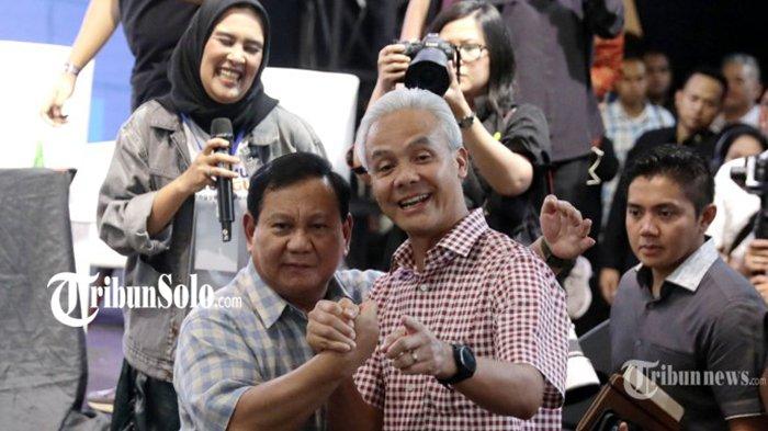 Menteri Pertahanan Prabowo Subianto berjabat tangan dengan Gubernur Jawa Tengah Ganjar Pranowo disela-sela Ngobrol Publik pada acara BelajaRaya 2023 di Pos Bloc, Jakarta, Sabtu (29/7/2023).