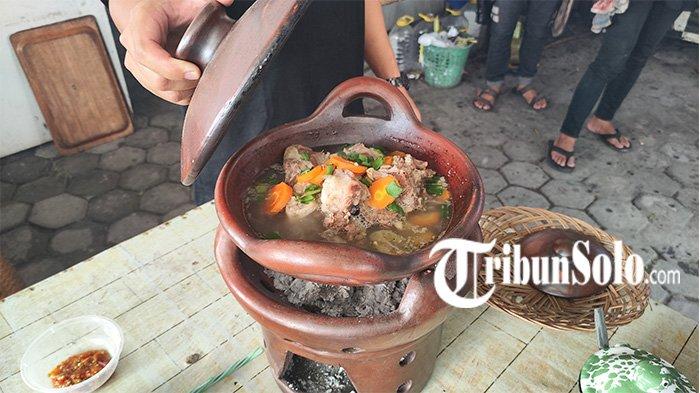 menu Sop Kambing Gerabah Warung Sate Kambing Muda Lembah Boko di Pereng, Prambanan, Kabupaten Klaten.