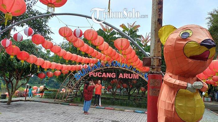 Kemeriahan imlek 2022 di Taman Sunan Jogo Kali, Pucang Sawit, Kecamatan Jebres, Solo, Sabtu (5/2/2022).