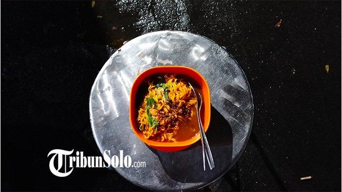 Mie Nyemek di Wedangan Pak Tres Jayengan yang beralamat di Jalan Yos Sudarso No.158 Jayengan, Kecamatan Serengan, Surakarta.