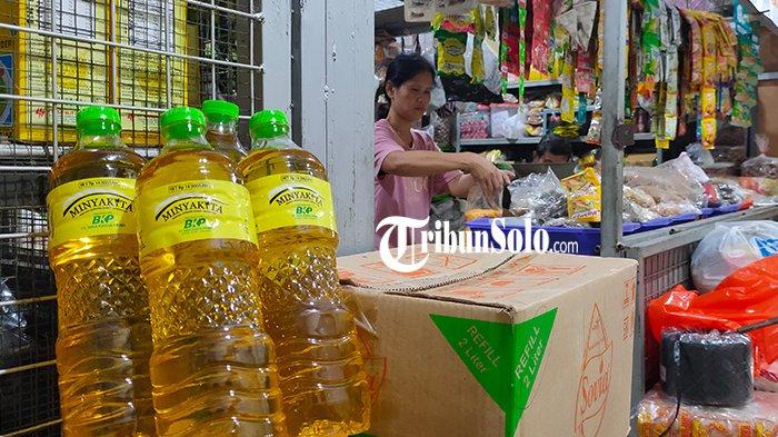 TAK SESUAI TAKARAN : MinyaKita yang didistribusikan ke kota Solo, beberapa waktu lalu. Menteri Pertanian Amran Sulaiman menemukan kemasan MinyaKita yang tak sesuai takaran saat sidak di Pasar Gede, Selasa (11/3/2025).