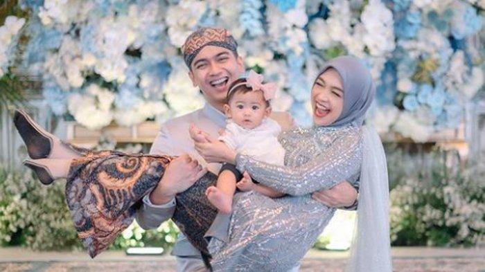 Ria Ricis dan Teuku Ryan bersama Moana.
