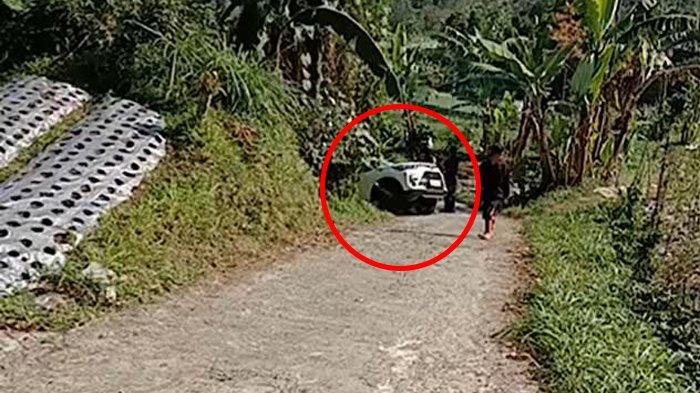 Mobil Toyota Raize terperosok di kawasan Candi Cetho, Jenawi, Karanganyar, Sabtu (14/9/2024) siang.
