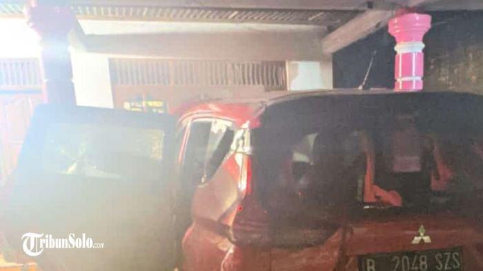DIBAKAR ODGJ : Mobil warga Sragen dibakar oleh seorang ODGJ yang sedang mengamuk di Desa Puro, Kecamatan Karangmalang, Kabupaten Sragen, Kamis (20/3/2025). Tak hanya itu, dua ambulans dan satu unit mobil milik Polsek Karangmalang juga mengalami kerusakan