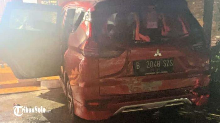 DIBAKAR ODGJ : Mobil warga Sragen dibakar oleh seorang ODGJ yang sedang mengamuk di Desa Puro, Kecamatan Karangmalang, Kabupaten Sragen, Kamis (20/3/2025). Tak hanya itu, dua ambulans dan satu unit mobil milik Polsek Karangmalang juga mengalami kerusakan