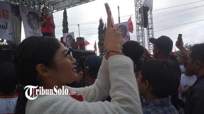 Momen Erina Gudono membaur dengan warga saat Kaesang Pangarep sedang memberi sambutan di panggung, di Joglo Mandala Wisata, Selo, Boyolali, Sabtu (16/12/2023).