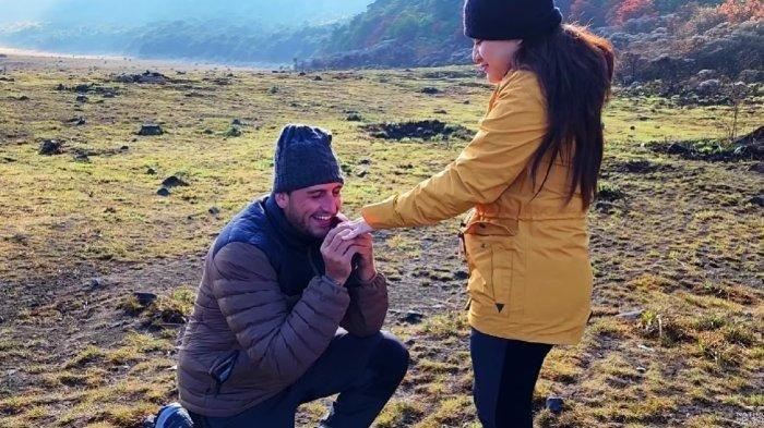 Momen Ladislao melamar Nathalie Holscher di Gunung Gede Jawa Barat.