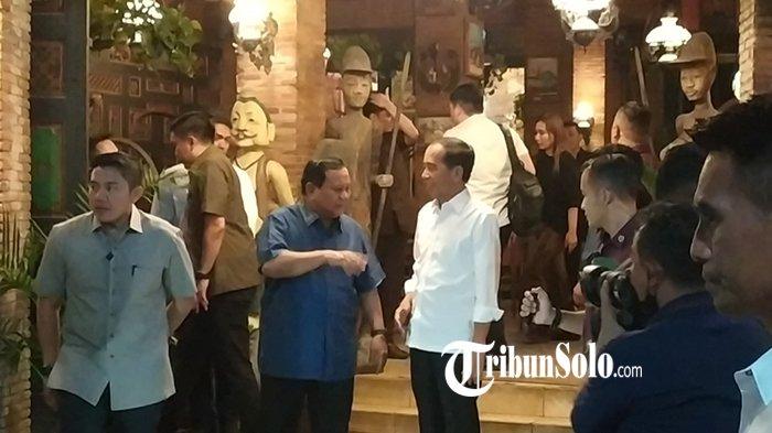 Momen Prabowo dan Jokowi selepas santap malam di Wedangan Omah Semar Solo, Minggu (3/11/2024)