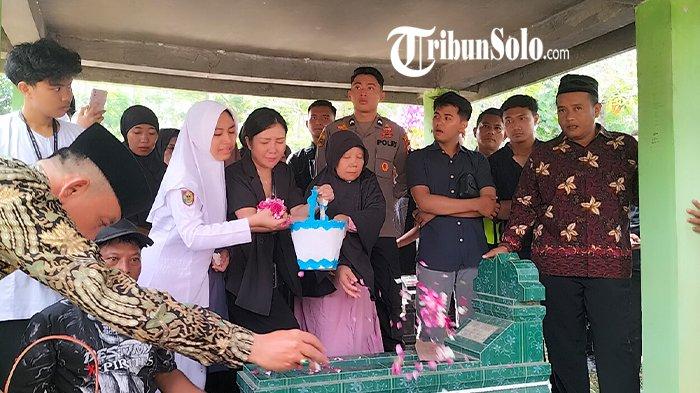 Momen saat Rio Risna Saputra, ajudan Kapolres Boyolali yang tewas kecelakaan di Tol Batang, dimakamkan, Selasa (1/10/2024)