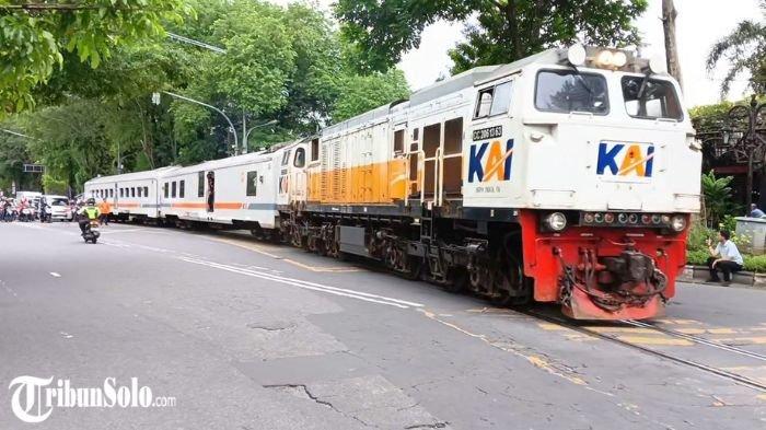 UJI COBA BATARA KRESNA. Momen uji coba perlintasan kereta api rute Solo-Wonogiri sebelum perubahan grafik perjalanan kereta (Gapeka) tahun 2025, Kamis (30/1/2025). Tujuan uji coba tersebut adalah untuk meninjau kesiapan jalur Kereta Api (KA) Batara Kresna yang rencananya akan diperbarui mulai bulan depan.