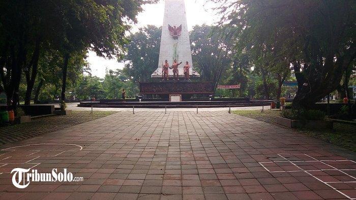 Suasana halaman dan taman Monumen 45 Banjarsari