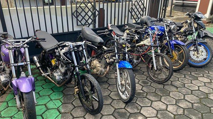 KNALPOT BRONG - Ilustrasi motor dengan knalpot brong, beberapa waktu lalu. Aksi arogan sekelompok pemotor yang mengaku sebagai pendekar viral di media sosial dan menuai kecaman warga. Mereka terekam ugal-ugalan saat melintas di jalan nasional Solo-Semarang, wilayah Kabupaten Boyolali, dengan knalpot brong dan formasi tak tertib yang memenuhi badan jalan.