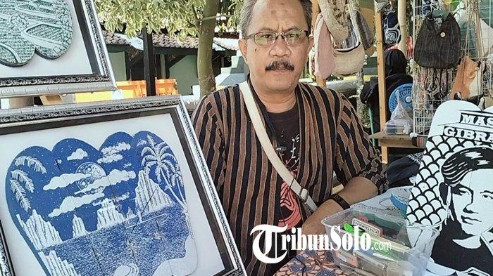 Muhammad Niam, perajin seni ukir sandal yang omset-nya bisa capai jutaan rupiah