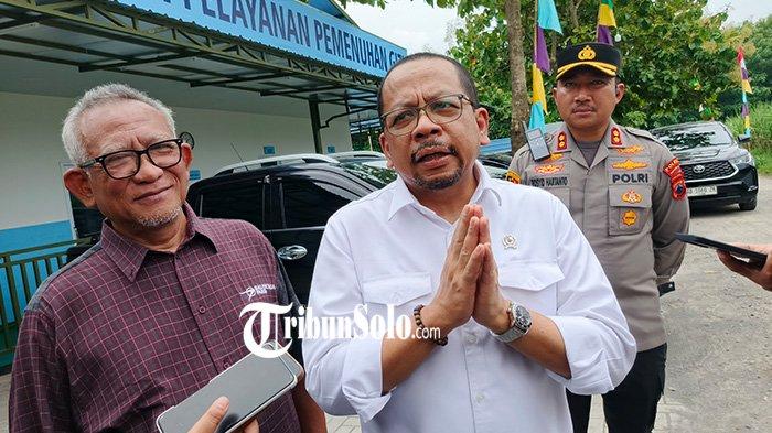 QODARI PANTAU MBG. Wakil Staf kepresidenan, Muhammad Qodari didampingi Owner Wong Solo Grup, Puspo Wardoyo usai  meninjau  proses produksi MBG di SPPG Gagaksipat, Kecamatan Ngemplak, Senin (3/2/2025).