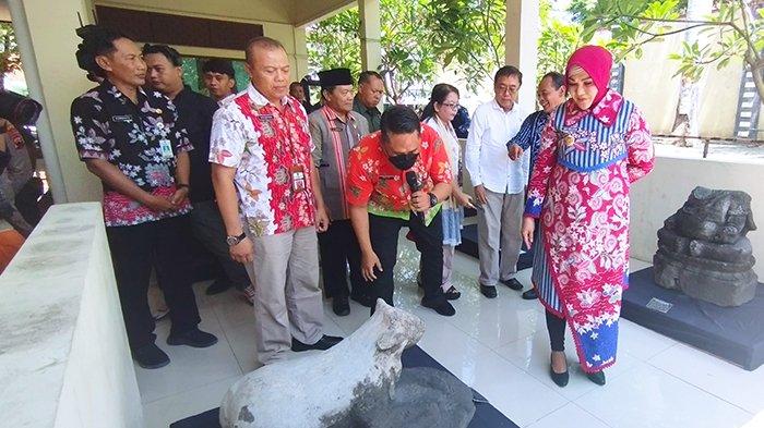 Bupati Klaten, Sri Mulyani melihat koleksi batu bersejarah yang dipajang di Museum Daerah Kabupaten Klaten.